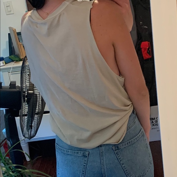 Low cut tank top - Picture 2 of 2